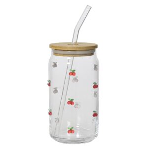 Caraffa in vetro con fragole e frutti di bosco